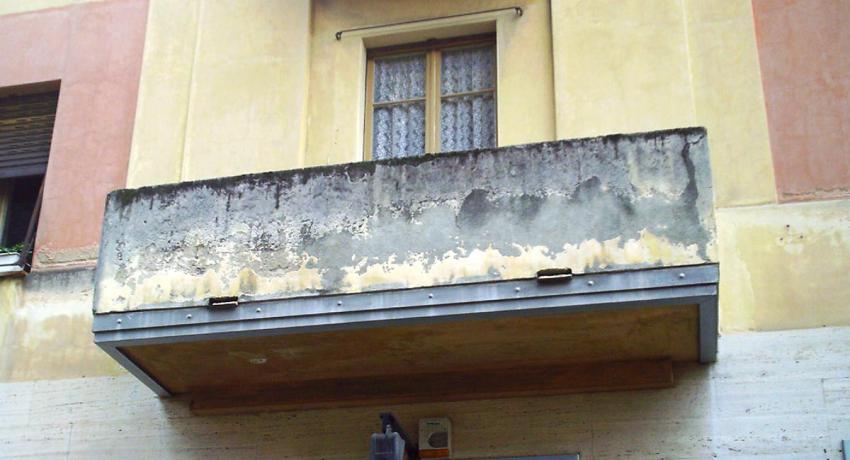 stato degrado balconi palazzina anni 30